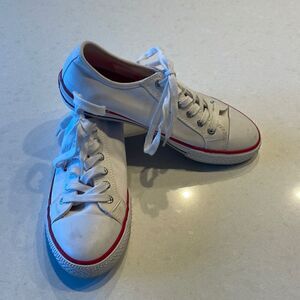 Levi’s women sneakers size 7.5 really cute good shape. Nice cushion insole.